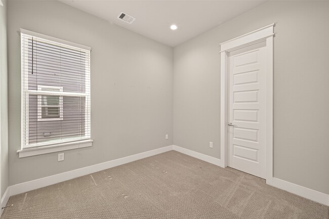 Building Photo - 2114 Engelmohr St