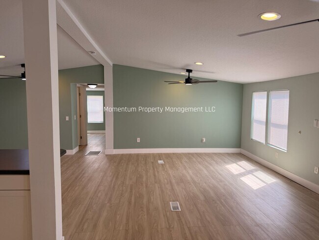 Building Photo - BEAUTIFUL 3/2 AVAILABLE NOW! ASK ABOUT OUR SPECIALS!!!