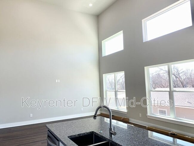 Building Photo - 1431 Pearson St