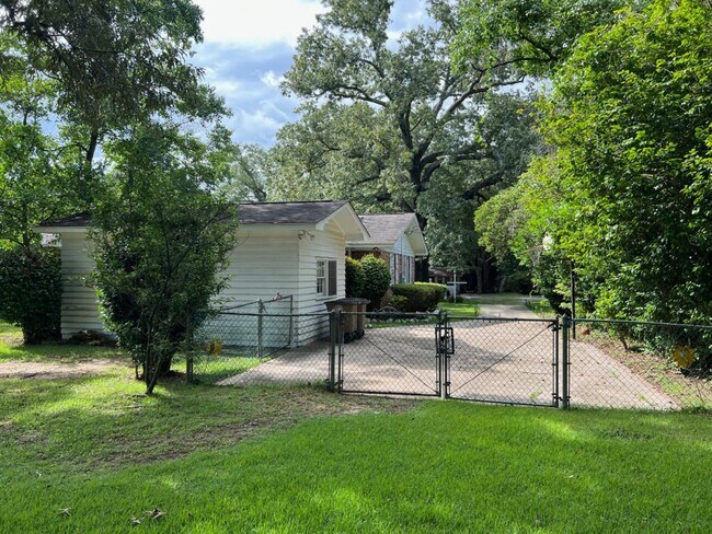 Building Photo - 3/1.5 Brick Home in Alpine Hills subdivision