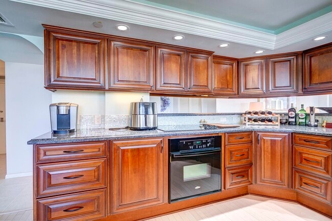 Building Photo - 123 Lakeshore Dr