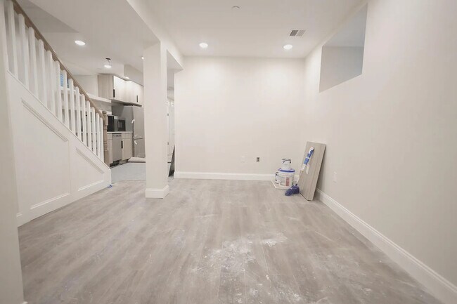 Building Photo - 701 E 2nd St