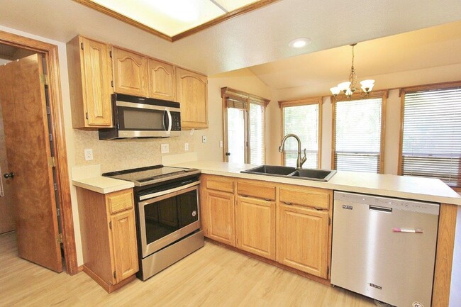 Building Photo - Single-Level w/BG Home in a Quiet Neighbor...