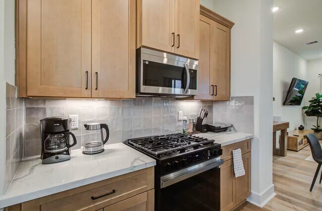 Building Photo - 3311 Daphne St