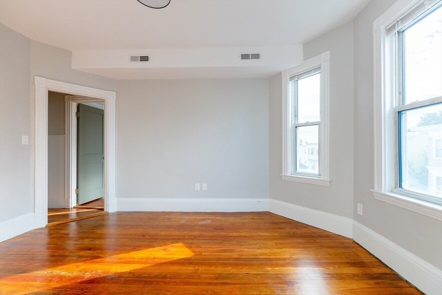 Building Photo - 206 H St