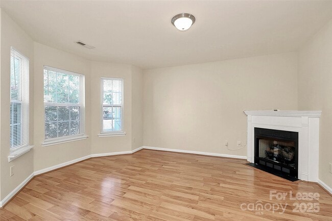 Building Photo - 915 Par One Ct