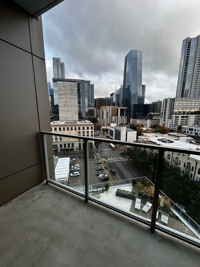 Building Photo - Charming 1BR 1BA Apartment w/ Pool & Gym in Downtown Austin