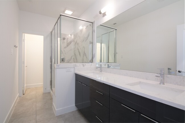 Building Photo - 462 S Centro Cir