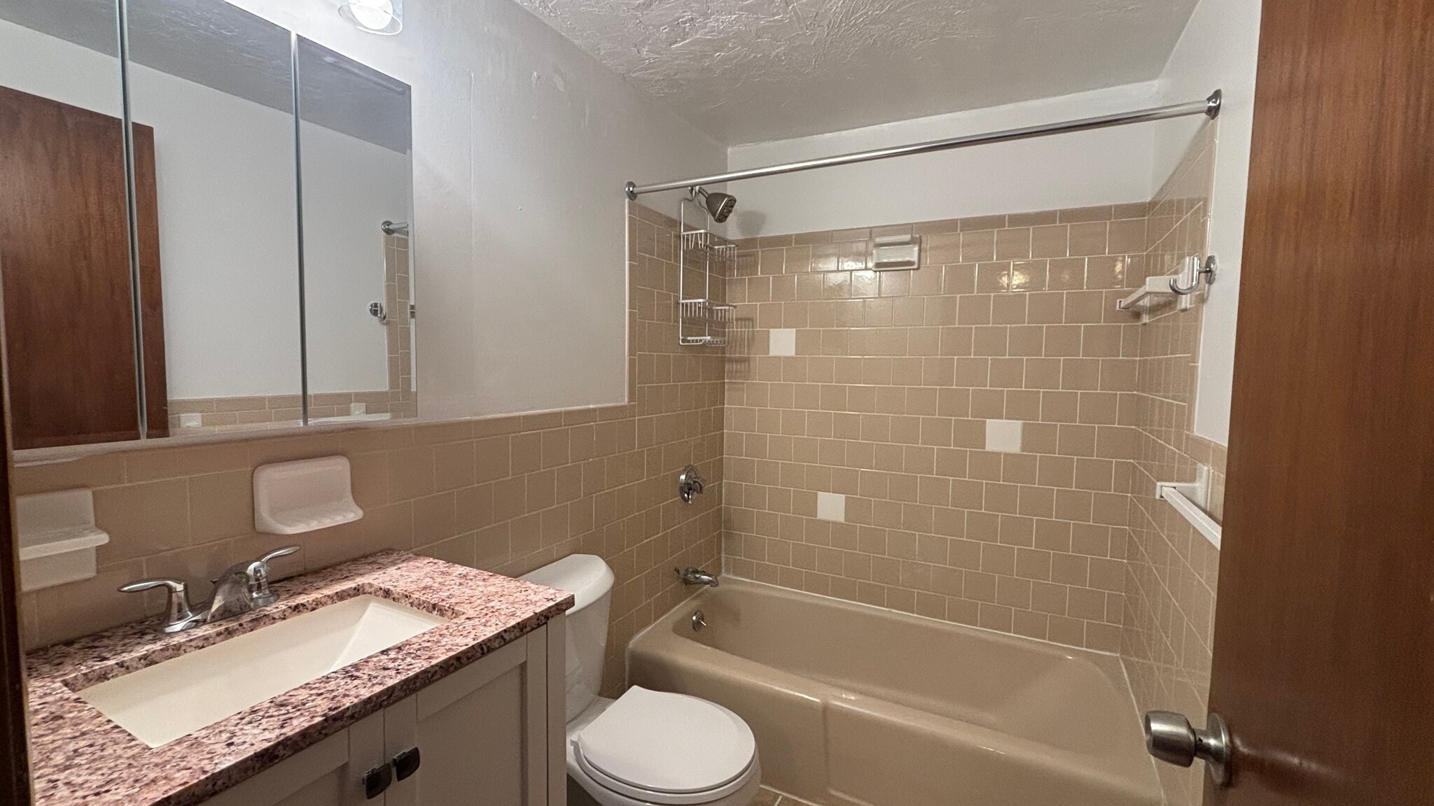 Building Photo - 586 Boston Post Rd E