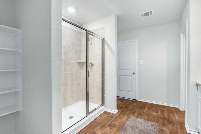 Building Photo - "Spacious 5-Bedroom San Antonio Gem with G...
