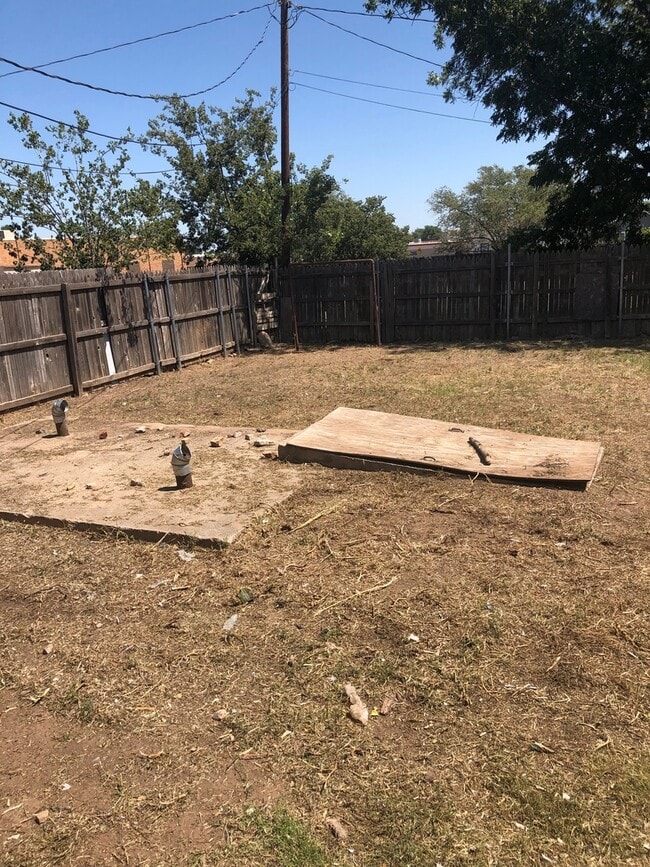 Building Photo - CUTE HOME WITH 2 BEDROOMS, 1 BATHROOM, 1 CAR GARAGE