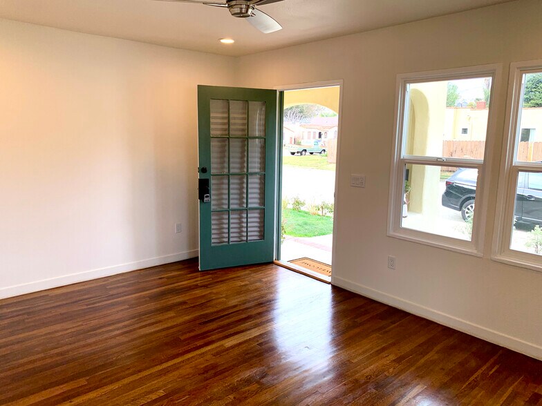 2218 (2216 opposite layout) - 2218 San Marcos St