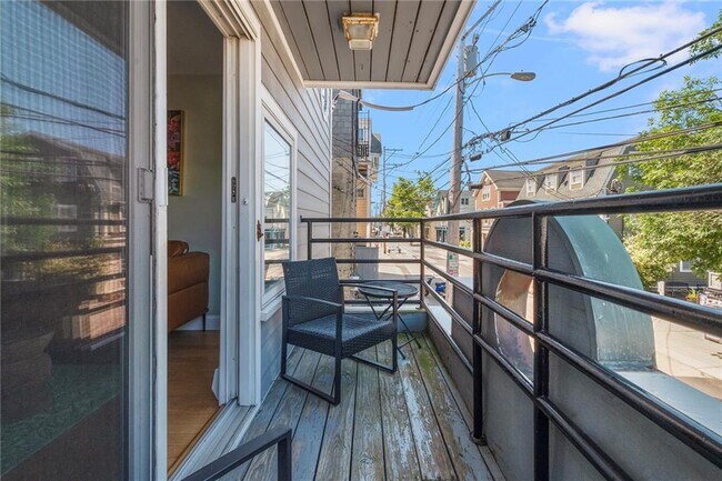 Building Photo - 492 Thames St