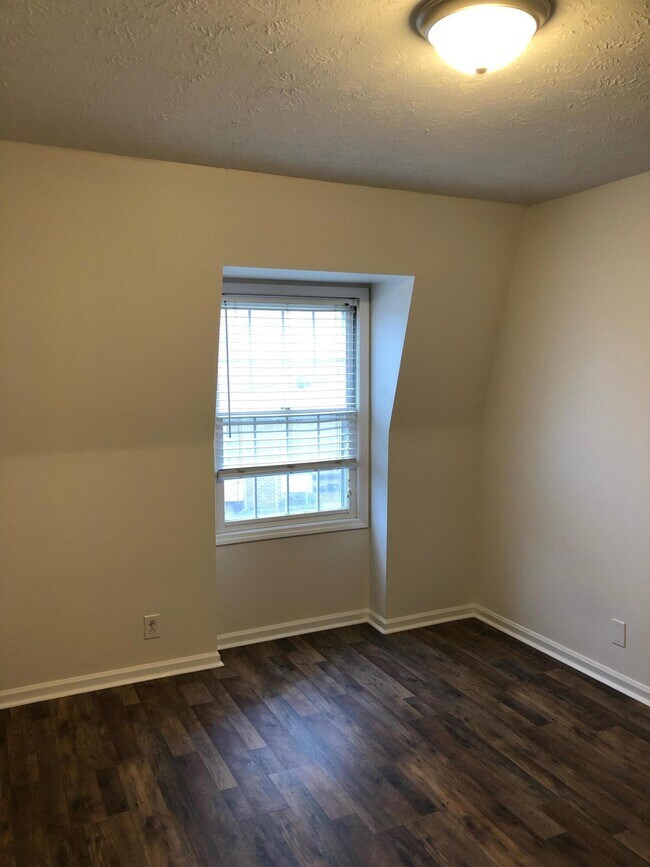 Building Photo - 904 Plaza Dr