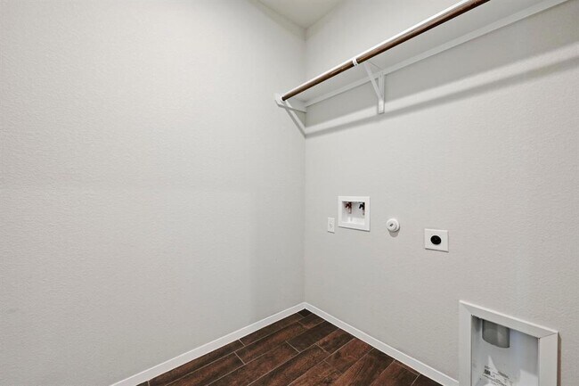 Building Photo - 215 Desperado Dr