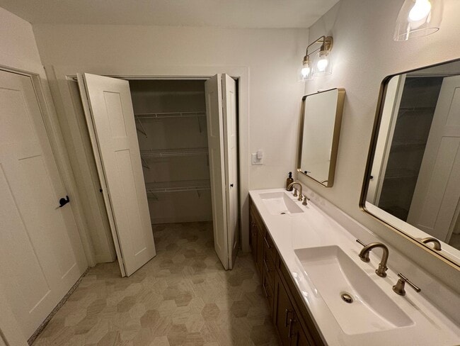 Building Photo - 4 Bedroom Updated Acreage