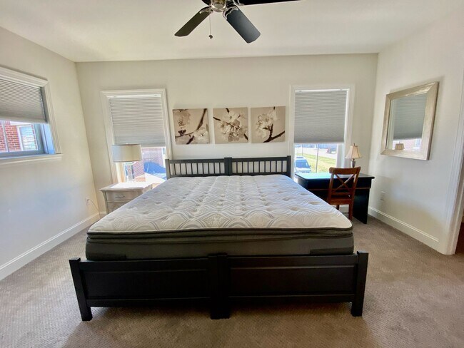 Building Photo - SIENA Place/PACKER PARK CORNER 4 Bedroom/2...