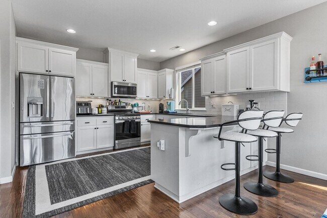 Building Photo - 5-bed, 3-bath Home in Scenic West Salem