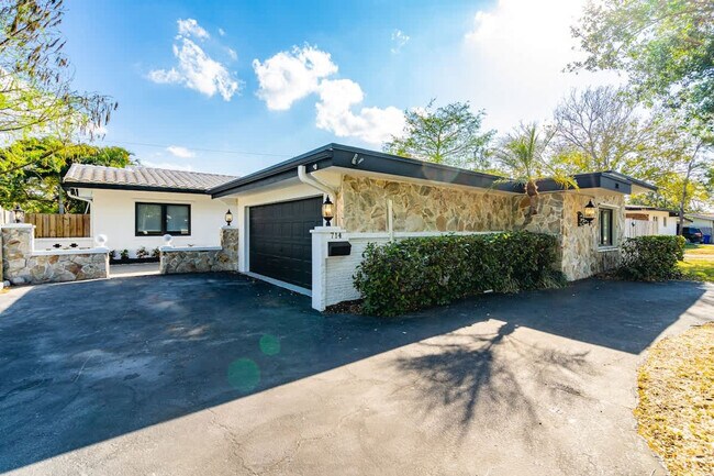 Building Photo - 704 NE 2nd St