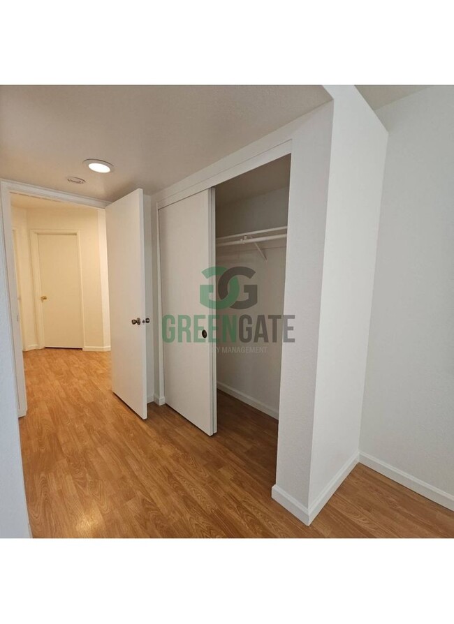 Building Photo - Beautiful 3 BEDROOM 2.5 BATH HOME IN MODES...