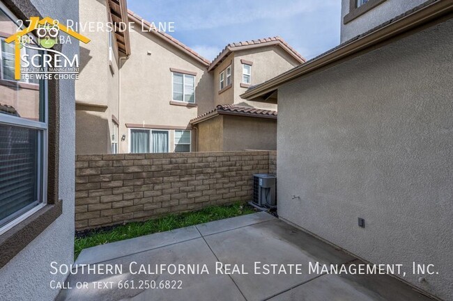 Building Photo - Three Bedroom Creekside Townhouse in Valencia