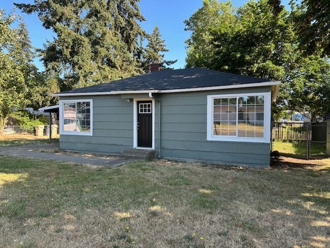 Building Photo - Clean 2 Bedroom Home With Air Conditioner ...