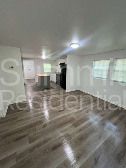 Building Photo - 604 Betty St