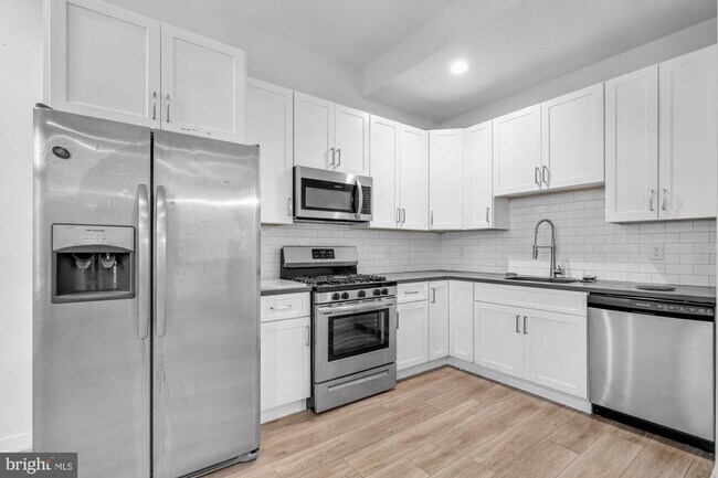Building Photo - 385 Martin St