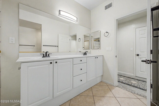 Building Photo - 5555 N Cres Ridge Dr