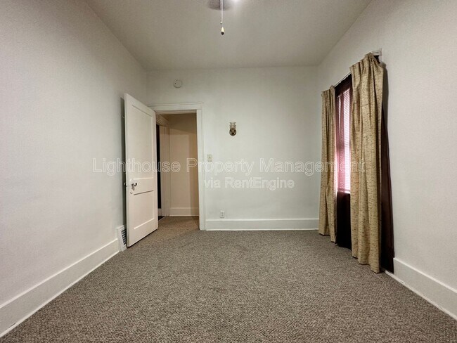 Building Photo - 220 Kendall St N