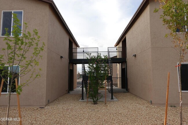 Building Photo - 6002 1/2 Pam McCall Drive Unit 5