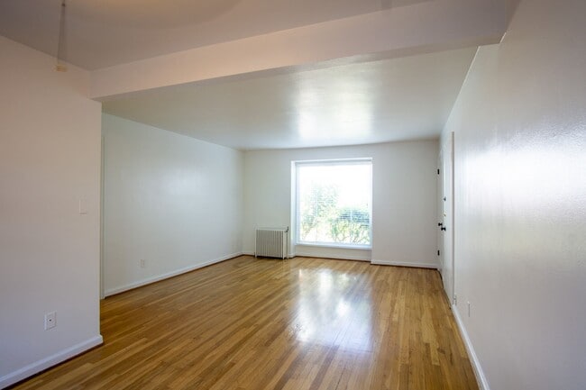 Building Photo - Fabulous Vintage 1-Bedroom Across the Street from Laurelhurst Park!