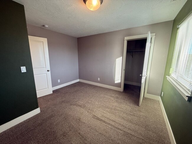 Building Photo - 4 Bed/2.5 Bath Single Family Home in SE Bend