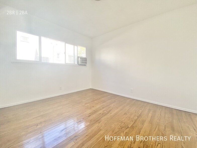 Building Photo - 1162 N Orange Grove Ave