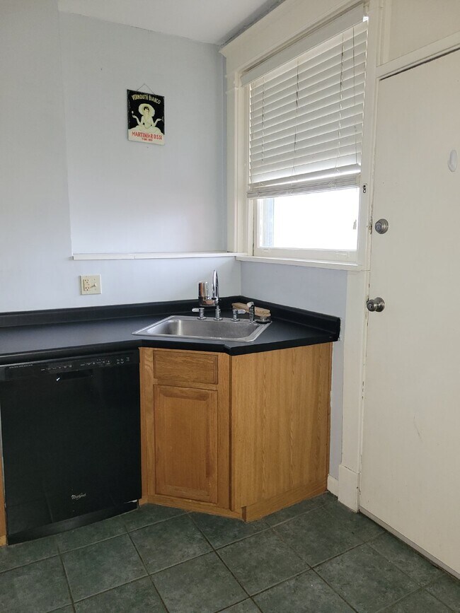 Building Photo - Two Bedroom Condo with Bonus Room in Shadyside