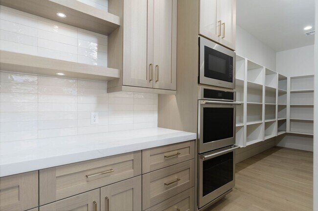 Building Photo - Gorgeous Custom Single Story with RV Garage