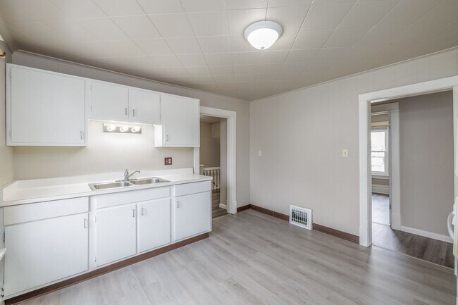 Building Photo - 1668 Oregon St