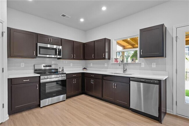 Building Photo - 229 Dupont Dr