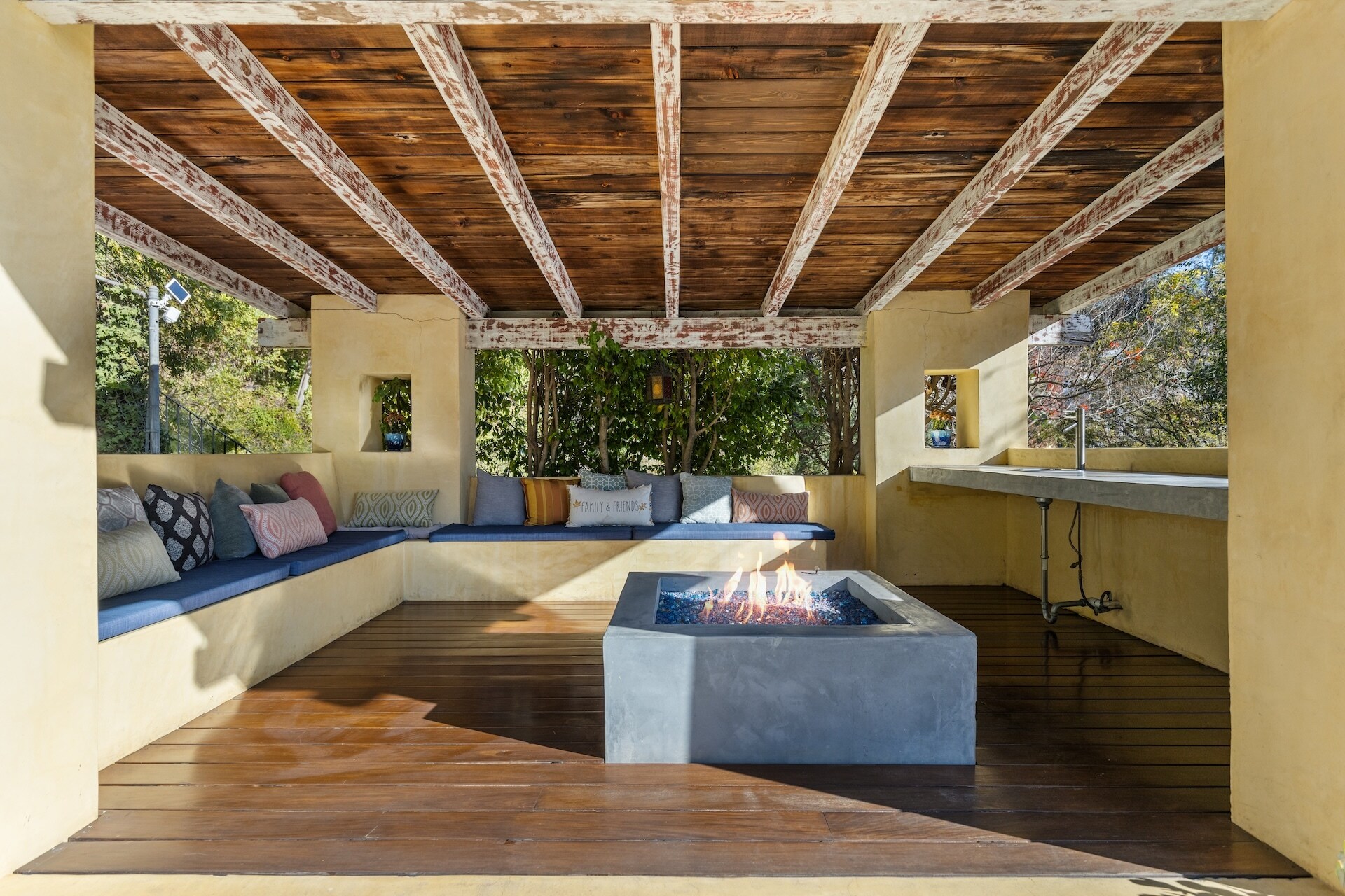 Building Photo - 2856 Glendower Ave