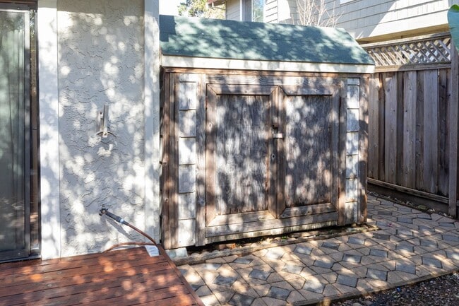 Building Photo - Live Oak Townhome – Completely Renovated & Move-In Ready!