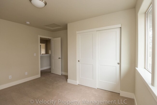 Building Photo - Beautiful Townhome For Lease!