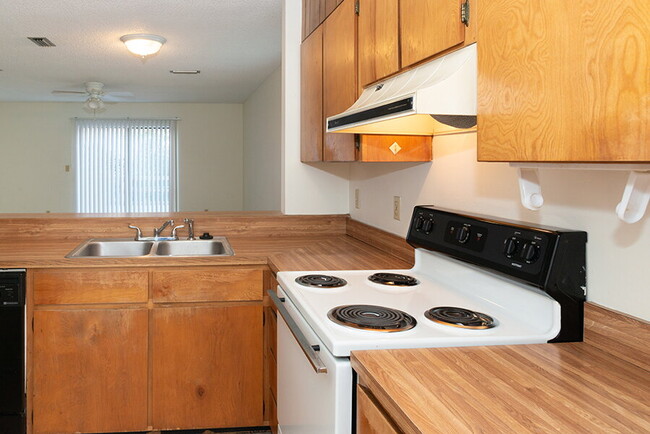 Building Photo - "Charming Townhouse on Hollywood Blvd with Spacious 1156 Sq Ft Layout!"