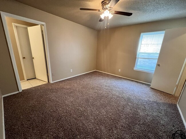 Building Photo - Great 3 bedroom in Killeen with washer and dryer connections and brand new carpet.