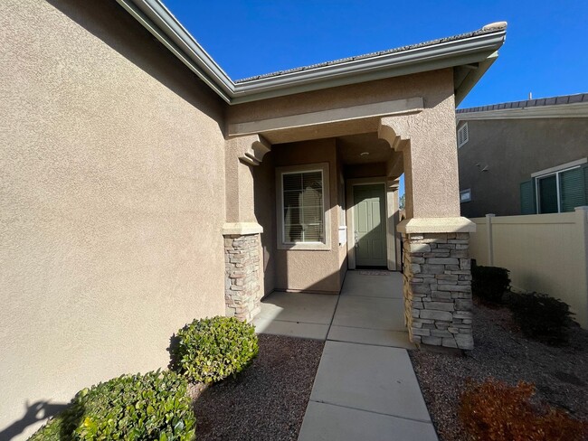 Building Photo - Apple Valley-Del Web Home, 2 Bedrooms,2 Ba...