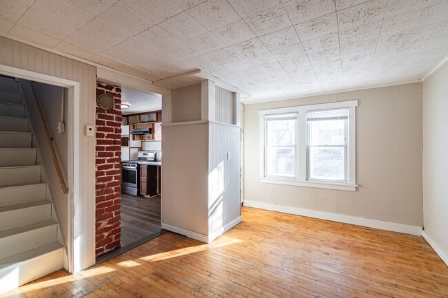 Building Photo - Charming 2 Bedroom Home with a Huge Fenced Yard & Garage