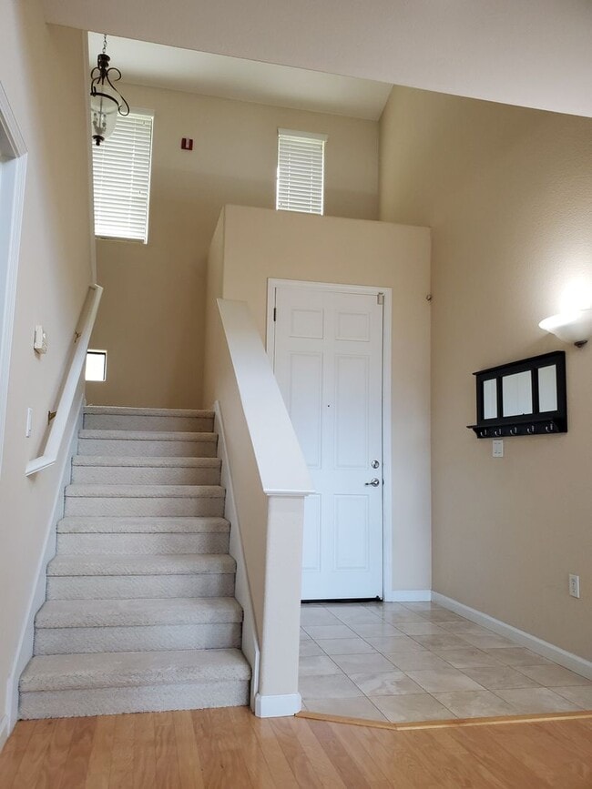 Building Photo - Wonderful 5bd / 3.5ba with 2 master suites