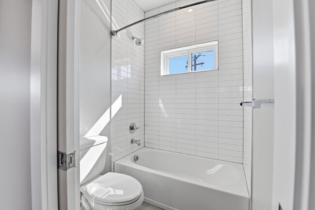 Building Photo - $5,640.95, $300 off the first month's rent, 4 Beds - 5 Bath, Townhouse in Denver with Office!