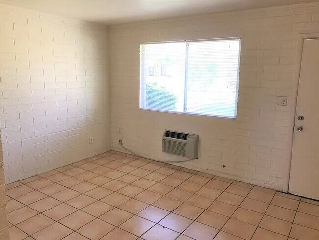 Building Photo - Spacious 1BR Single-Level Unit with Utilit...