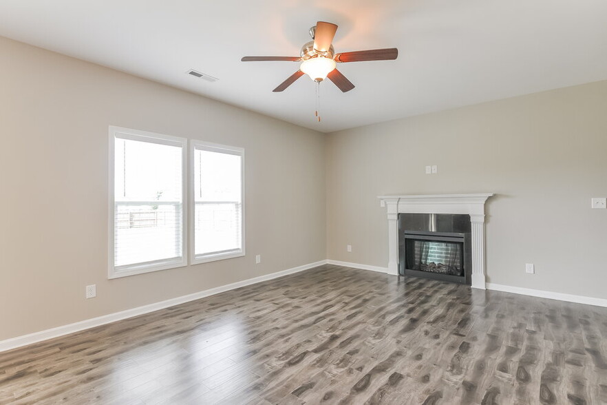Building Photo - 930 Sandyhill Rd