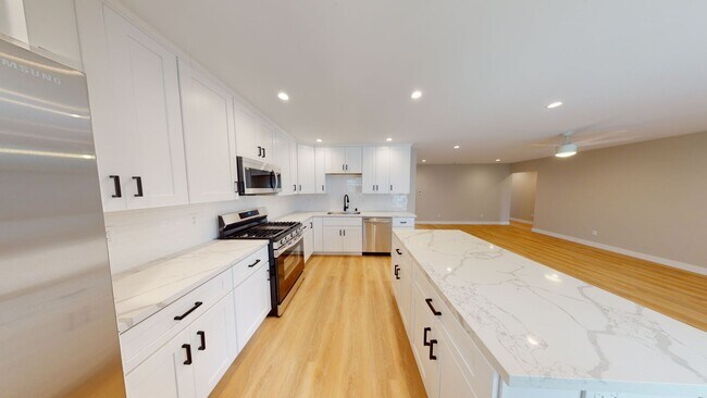 Building Photo - 4BD/3BA on Pontiac!! (Lease out, pending s...